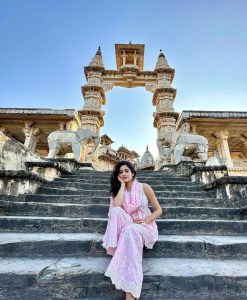 Janhvi Kapoor Looks Pretty In Mulmul's Embroidered Kurta Set