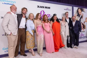 Isla Fisher Wears a Coral-Pink Gown at the Spa Weekend Premiere 28 Isla Fisher Wears a Coral-Pink Gown at the Spa Weekend Premiere