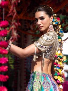 Kriti Sanon flaunts perfect figure in front of the camera, see pictures