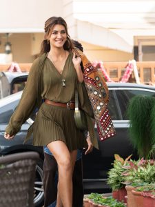 Kriti Sanon flaunts perfect figure in front of the camera, see pictures