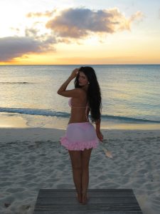 Kylie Jenner turned heads in a plunging pink sports bra and high-waisted leggings 33 Kylie Jenner turned heads in a plunging pink sports bra and high-waisted leggings