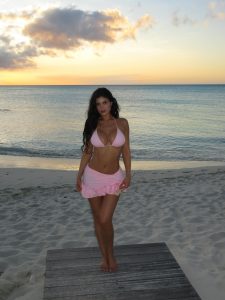 Kylie Jenner turned heads in a plunging pink sports bra and high-waisted leggings 30 Kylie Jenner turned heads in a plunging pink sports bra and high-waisted leggings