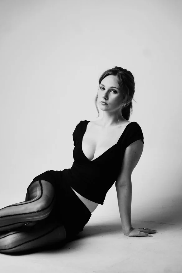 lily-brooks-o-briant-in-black-and-white-studio-looks-2026-0 Lily Brooks O’Briant in Black and White Studio Looks – 2026