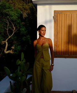 Style Spotlight: Liza Makhu Stuns in Her Latest GUESS Favorite 48 Style Spotlight: Liza Makhu Stuns in Her Latest GUESS Favorite