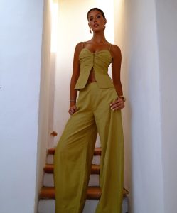 Style Spotlight: Liza Makhu Stuns in Her Latest GUESS Favorite 40 Style Spotlight: Liza Makhu Stuns in Her Latest GUESS Favorite