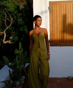 Style Spotlight: Liza Makhu Stuns in Her Latest GUESS Favorite 36 Style Spotlight: Liza Makhu Stuns in Her Latest GUESS Favorite