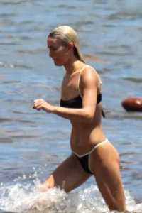 Olivia Dunne in a Black-and-White Bikini in Miami – August 11, 2026 40 Olivia Dunne in a Black-and-White Bikini in Miami – August 11, 2026