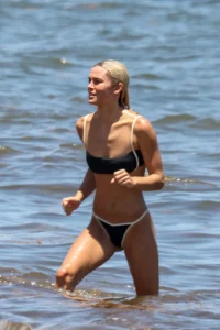 Olivia Dunne in a Black-and-White Bikini in Miami – August 11, 2026 39 Olivia Dunne in a Black-and-White Bikini in Miami – August 11, 2026