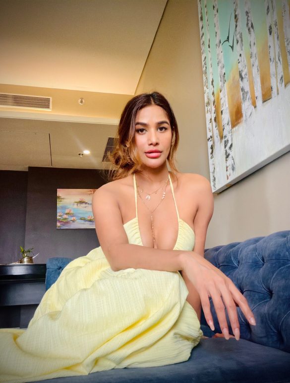 Poonam Pandey Exudes Hotness in a Yellow Dress And It Will Make Your Day-See Photos