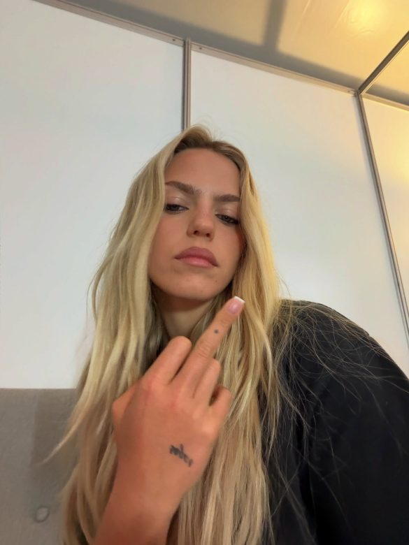 reneerapp_1785780629_3955733558827858119_207700552 Reneé Rapp Goes Pantsless as She Bares Her Bum in a Cheeky Black Thong