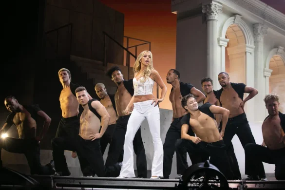 tate-mcrae-in-white-corsetry-at-lollapalooza-august-2-2026-9 Tate McRae in White Corsetry at Lollapalooza – August 2, 2026